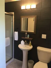 The Little Italy of Niagara Falls Bed & Breakfast - Bathroom