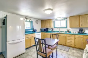 Colorful Cottage w/ Hot Tub - Steps to Long Lake! - Innvendig