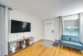 2 Mi to Lake Erie: Home w/ Yard in Euclid! - Innvendig