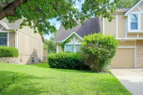 Walkable Overland Park Townhome w/ Patio - Interiör