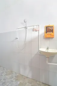 Hotel O Pulisan Ekowisata Homestay Near Wisata Pantai Desa Pulisan (Pulisan Beach Tour) - Bathroom