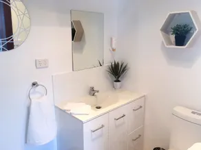 Motel Mayfair on Cavell - Bathroom