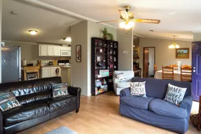 Lakefront Many Vacation Home w/ Deck & Views - Interni