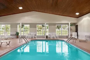 Ramada by Wyndham Elizabethtown - Piscine