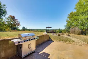 Kansas Gem w/ Fire Pit & Views: 10 Mi to Dtwn! - Innenbereich