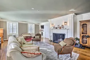 Spacious Estate w/ Courtyard: 2 Miles to Downtown! - Interiör