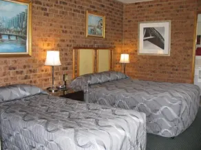 The Wayfarer Motel - Room