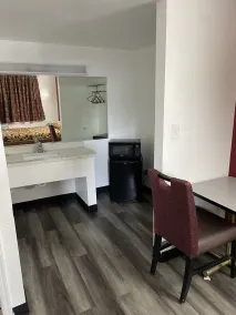 Budget Inn - Elizabeth, NJ - Room