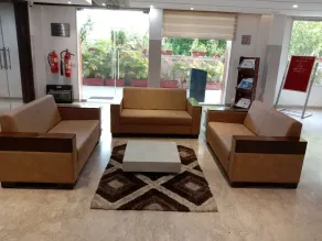 Hotel Ashray Inn Express - Lobby sitting area