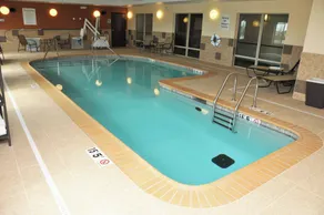 Holiday Inn Express & Suites Clinton by IHG - Piscina