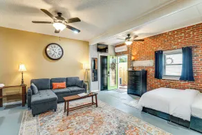 Backyard Oasis w/ Pool: Sunny Sumter Studio! - Interiør