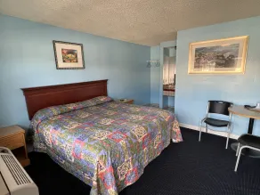 Deluxe Inn LA - Room