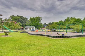 Walk to Park! Family Retreat w/ Yard in Lumberton - Interiør