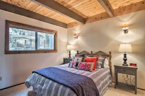 Dock Access & Hot Tub: Waterfront Meeks Bay Home - Interiør