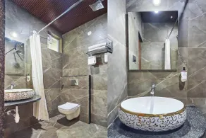 Treebo Sky Vista Suites with Hill View - Salle de bain