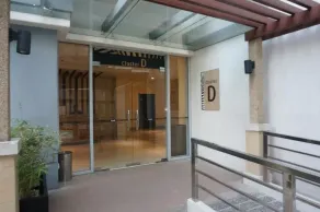 One Palm Tree Apartments - Entrée intérieure