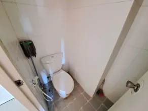 OYO Life 93139 Apartemen Grand Sentraland By Evi - Bathroom