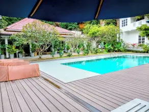 Canberra Holidays - Mirissa - Pool