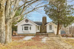 Pet-friendly Home w/ Lake Views & Deck! - Intérieur