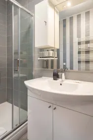 Sunny 2BDR Apartment with Balcony - Bathroom