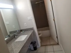 Econo Inn Lackland AFB-Seaworld San Antonio - Bathroom