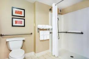 Comfort Suites at Woodbridge - Salle de bain