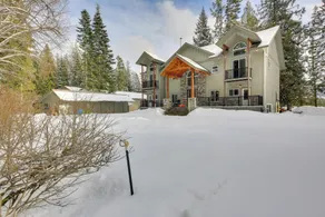 Expansive Group Lake House w/ Private Hot Tub! - Innenbereich