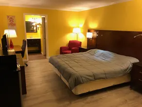 Dragon INN & Suites - Room