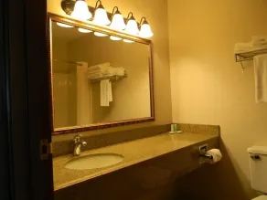 Boarders Inn & Suites by Cobblestone Hotels - Munising - Badeværelse