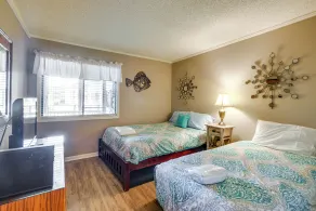 Walk to Coast: North Myrtle Beach Condo w/ Pool! - Intérieur