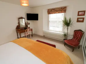 Lands House - Room