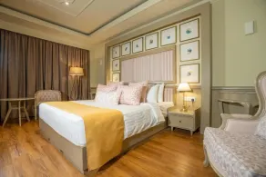 Grandeeza Hotel by Galison - Room