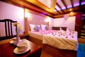 Indiavacationz Houseboat - Room