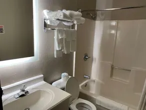 Super 8 by Wyndham Alton - Baño