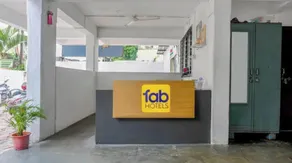 FabHotel Saraswati Niwas - Resepsjon