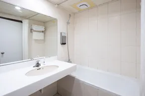 Peach Hotel - Bathroom