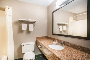 Days Inn & Suites by Wyndham Wausau - Salle de bain