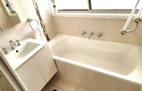 Cheerful 3 Bedroom House With Free Parking - Bathroom