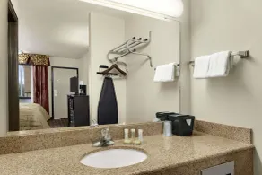 Super 8 by Wyndham Fort Worth TX - Salle de bain