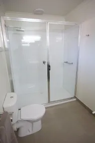 Elm Tree Motel - Bathroom