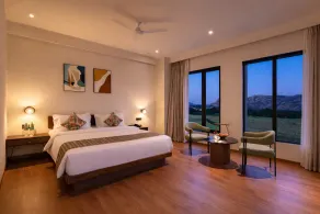 Avisa Hotel & Resort Abu Road - Luxury Pool & Mountain View - Zimmer
