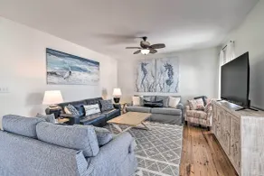 Pool Access & Steps to Beach: Coastal Getaway! - Innvendig