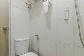 RedDoorz Plus near Lippo Cikarang Mall - Salle de bain