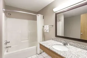 Super 8 by Wyndham Plymouth - Badezimmer