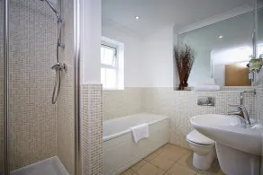 2 bed 2 bath at Jago Crt in Newbury - FREE parking with no height restrictions - Badezimmer