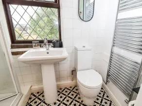 8 Lune Street - Bathroom