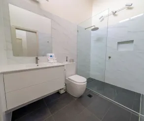 Noosa Parade Holiday Inn - Bathroom