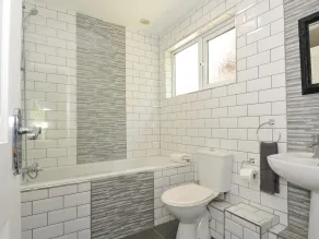 60 Valley Lodge - Bathroom
