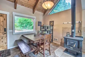 Peace in the Pines: Cle Elum Cabin w/ Trail! - Interiör