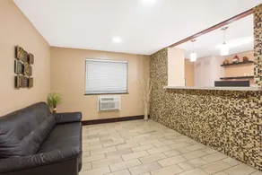 Super 8 by Wyndham Columbus Airport - Lobby